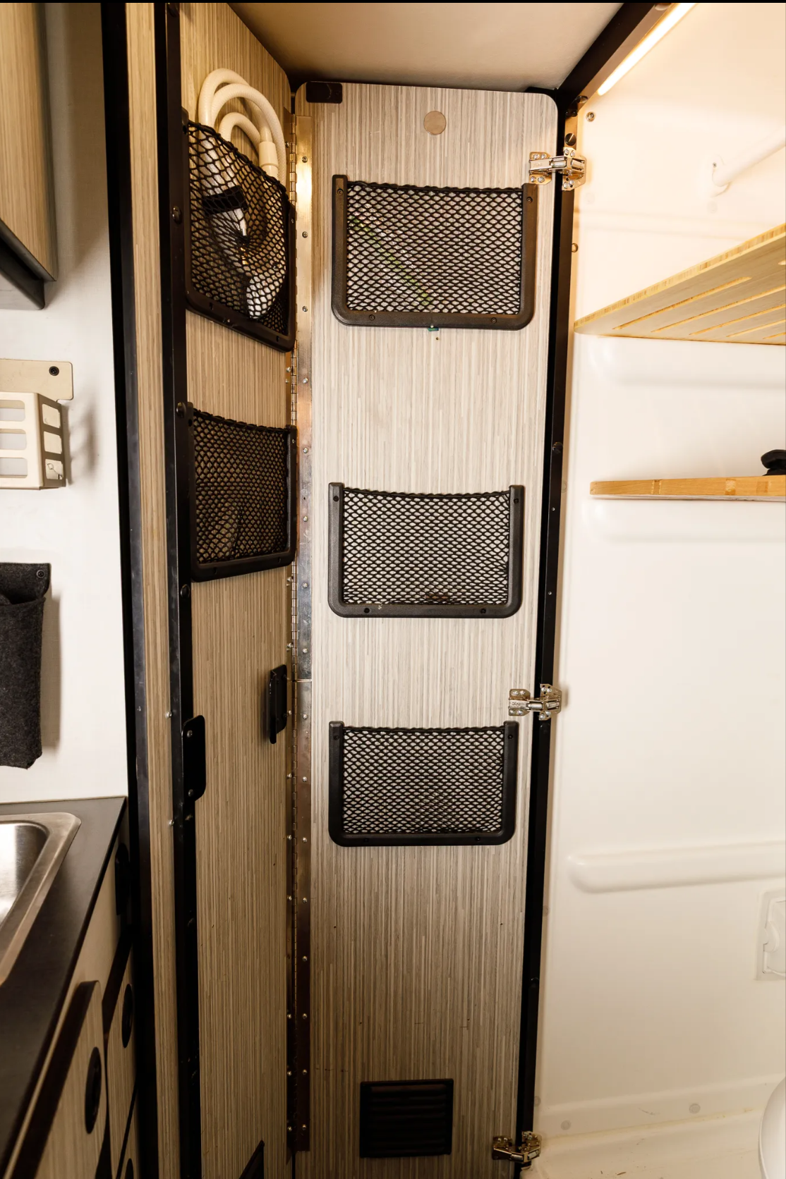 Storage compartment with mesh organizer pockets